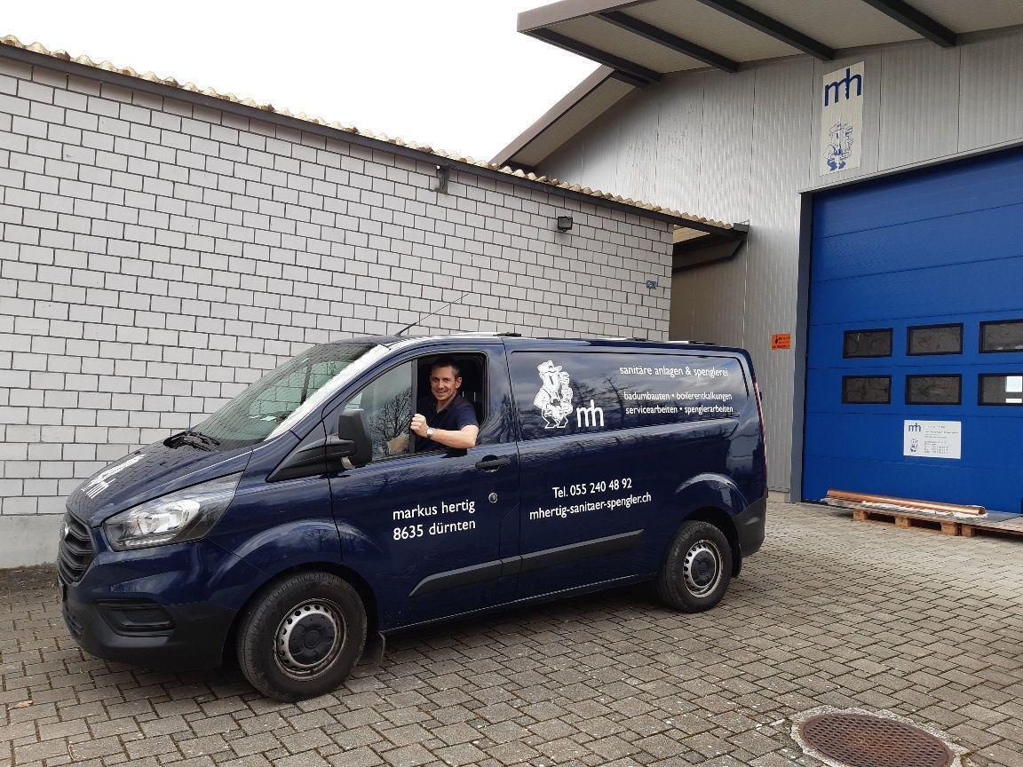 Markus Hertig und Firmenauto - Hertig Markus Sanitäre Anlagen & Spenglerei