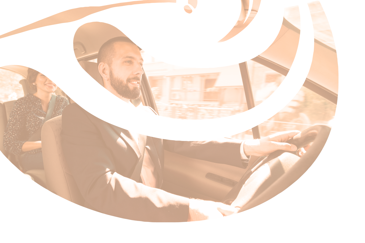 Conducteur de taxi qui conduit et une passagère à l'arrière.