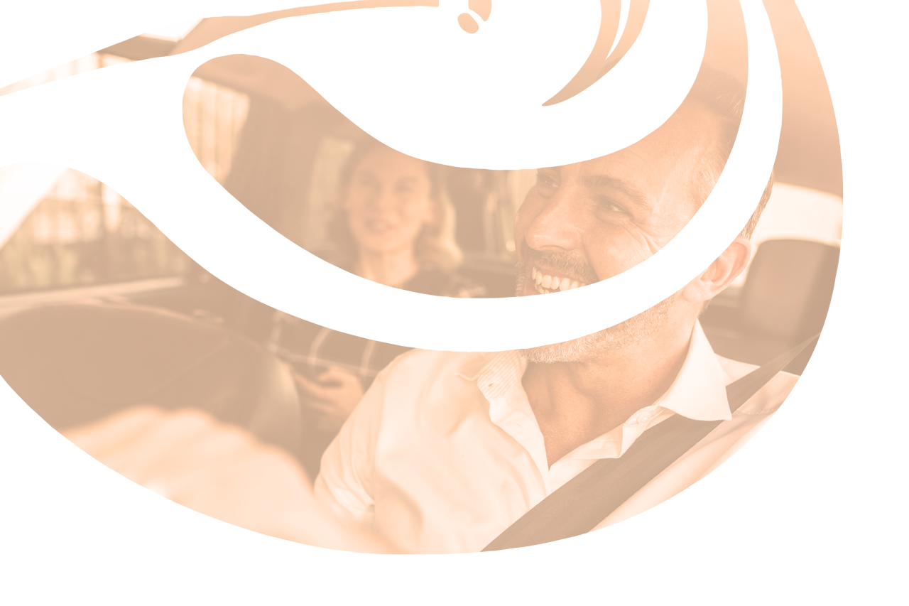 Conducteur de taxi qui conduit une cliente tout en ayant le sourire.