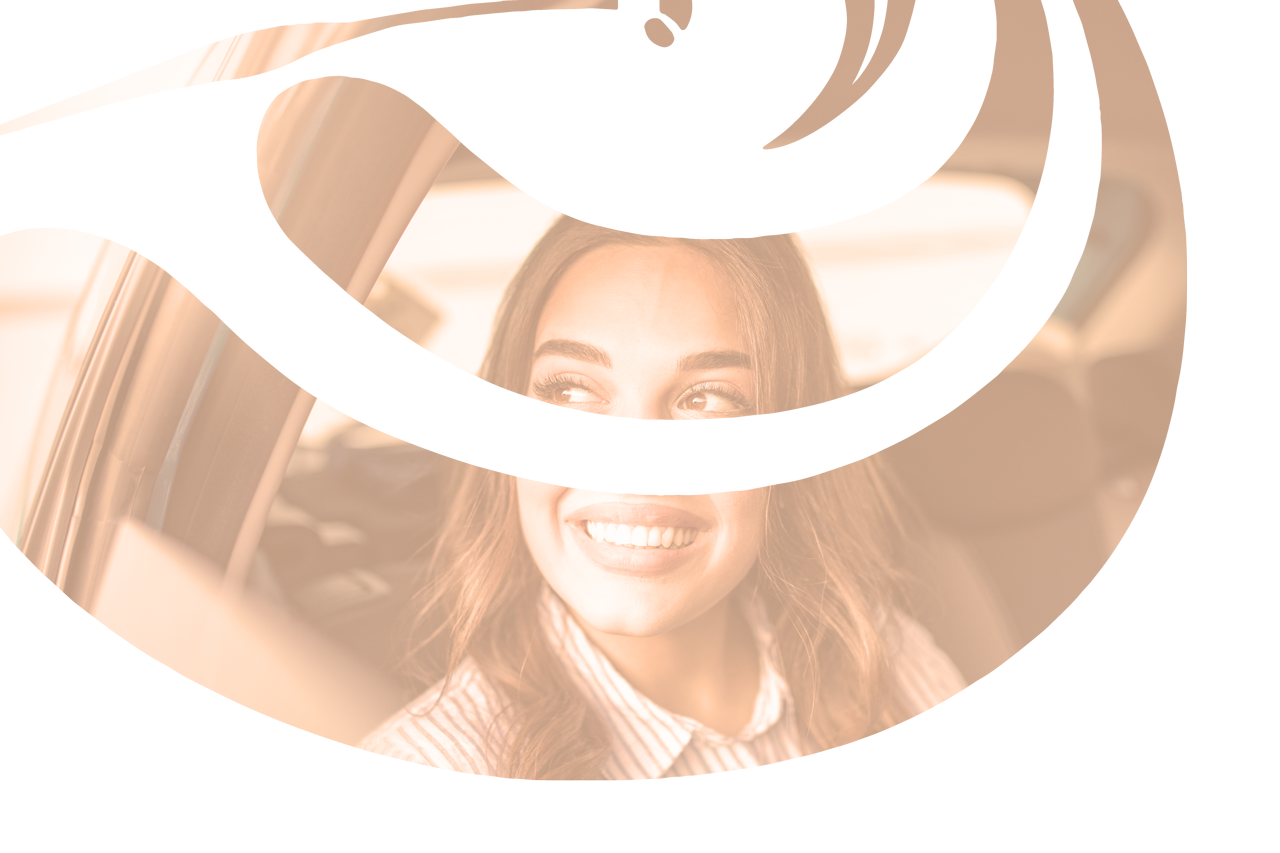 Femme souriante qui regarde par la fenêtre.