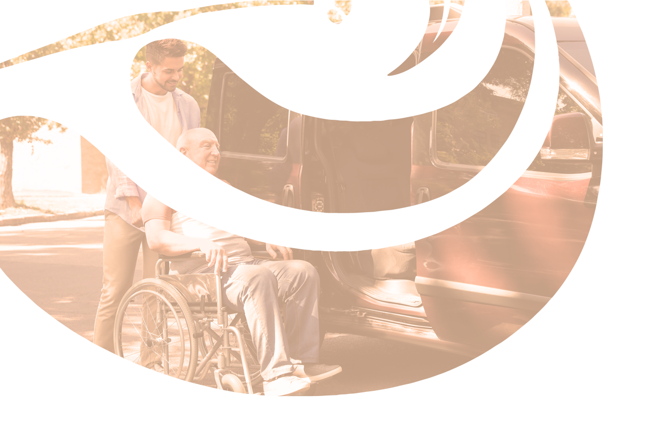 Professionnel qui aide une personne en fauteuil roulant à entrer dans un taxi conventionné.