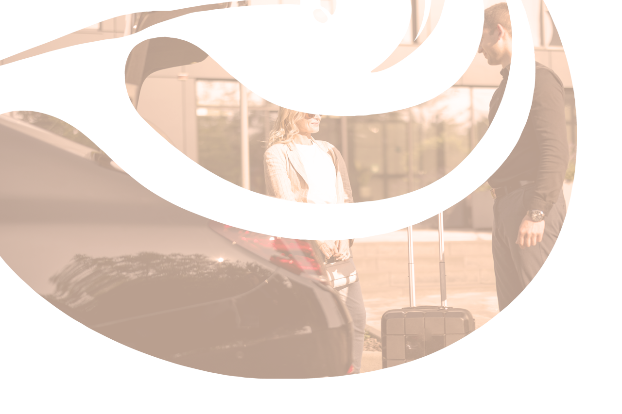 Homme qui met la valise d'une cliente dans le coffre d'un taxi.