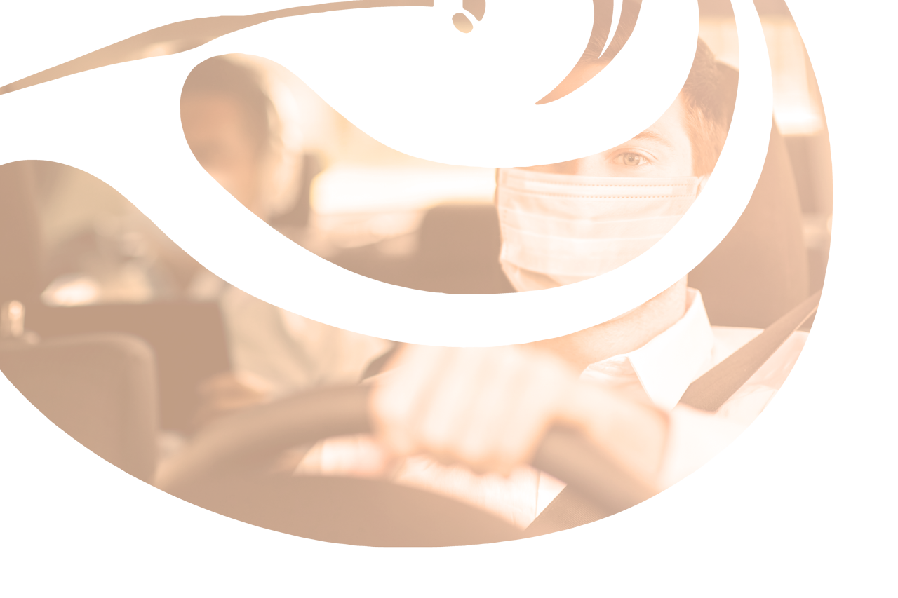 Conducteur de taxi qui porte un masque et un passager.