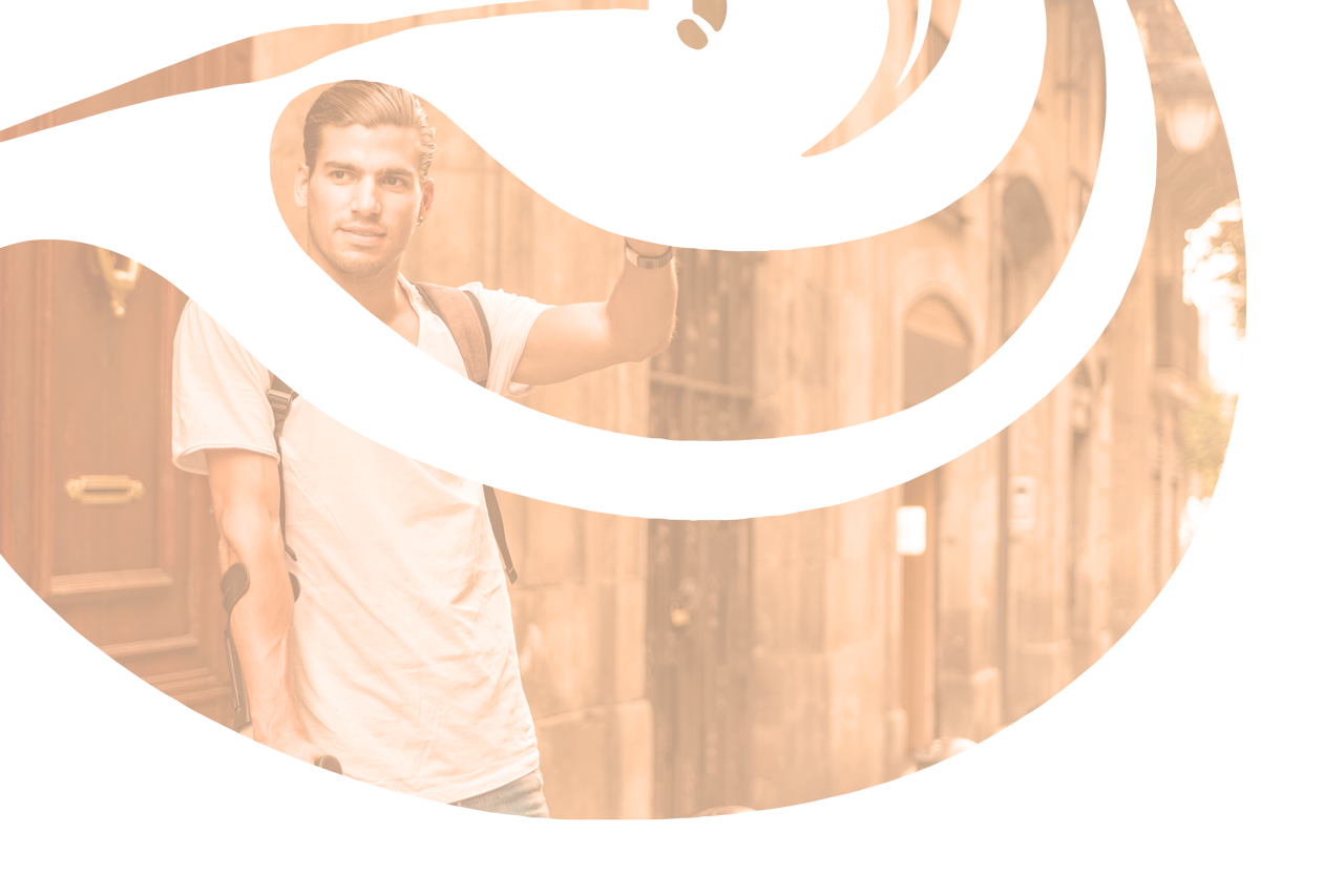 Homme avec une béquille qui fait signe à une voiture.