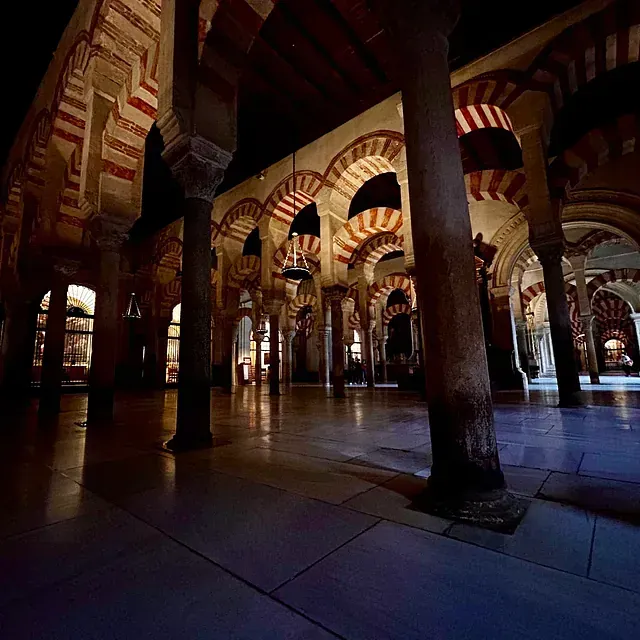 El interior de un edificio con arcos y columnas.