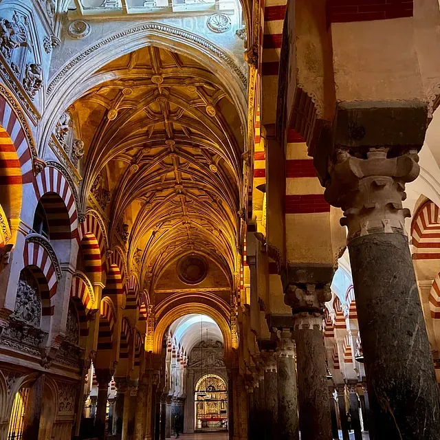 El interior de un edificio con arcos y columnas.