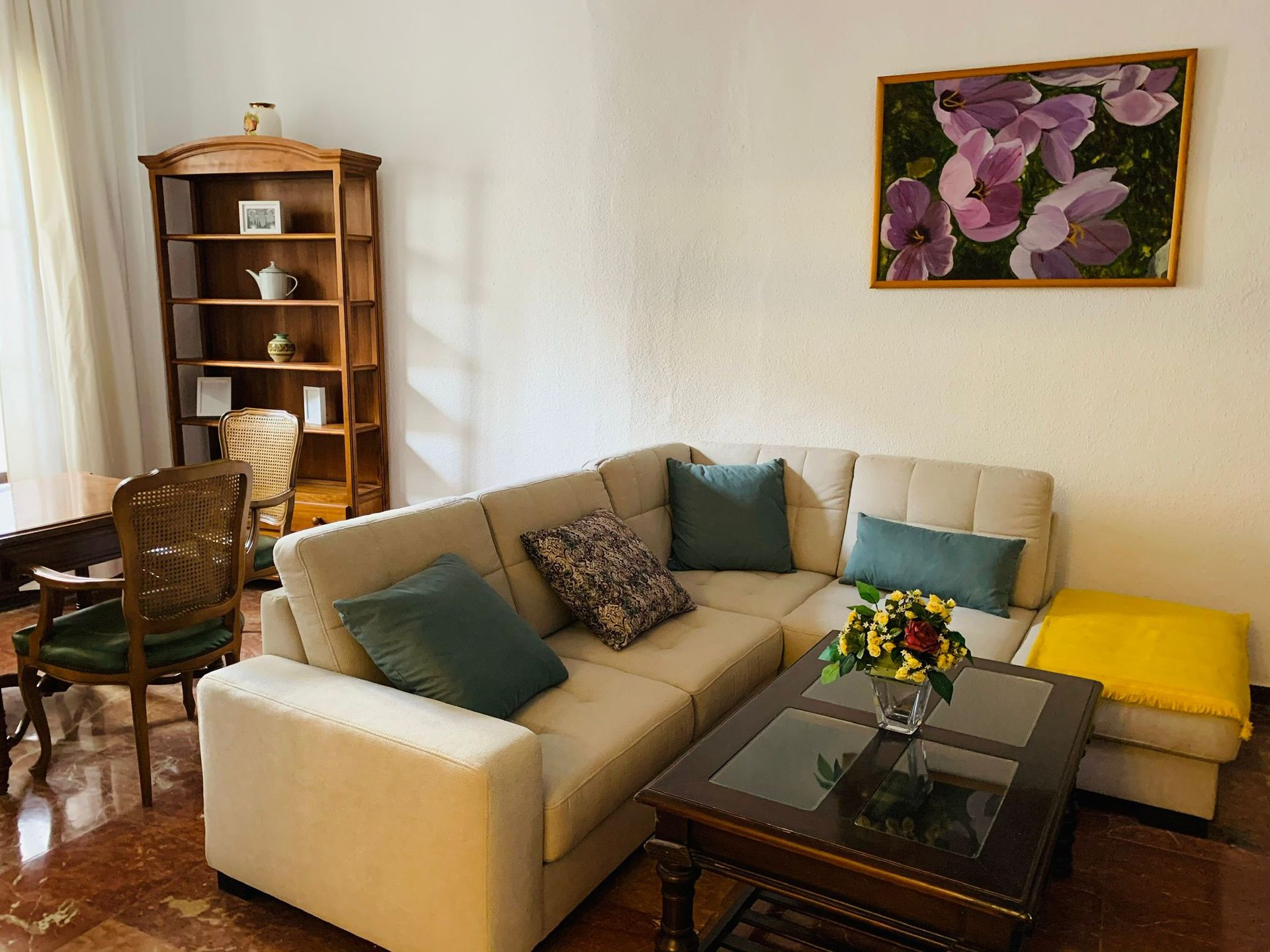Una sala de estar con un sofá y una mesa de café.