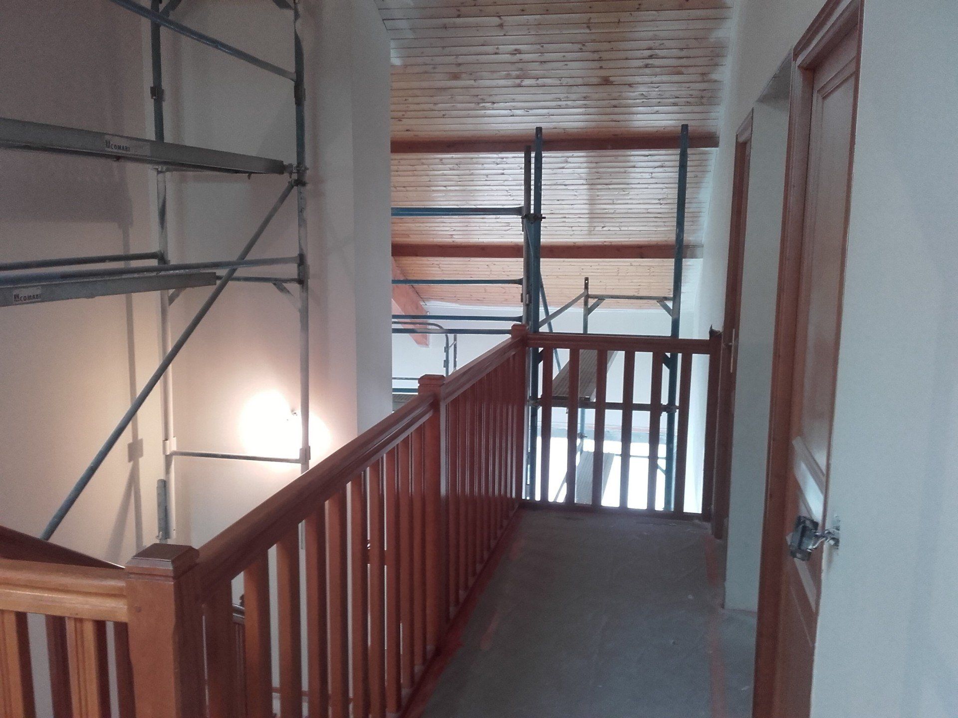 Travaux de peinture sur escalier et garde-corps