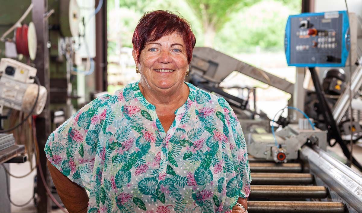 Ein grauer Hintergrund mit der Aufschrift „Foto folgt“.