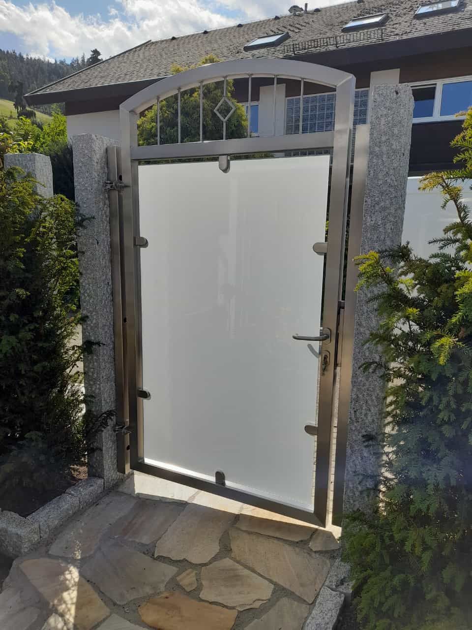 ein Edelstahltor mit einer Milchglasscheibe