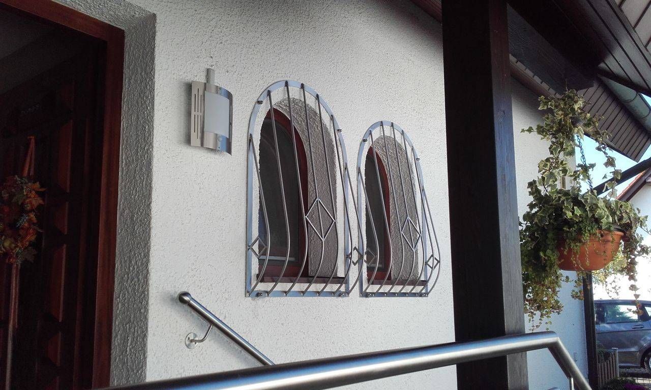 ein weißes Gebäude mit Bogenfenstern und einem Geländer aus Edelstahl