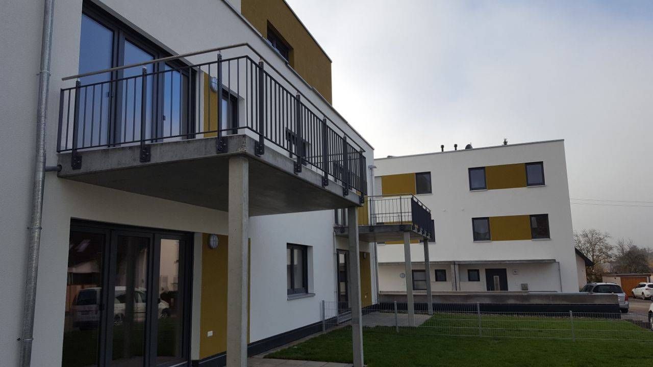 An der Seite eines Gebäudes befindet sich ein Balkon.