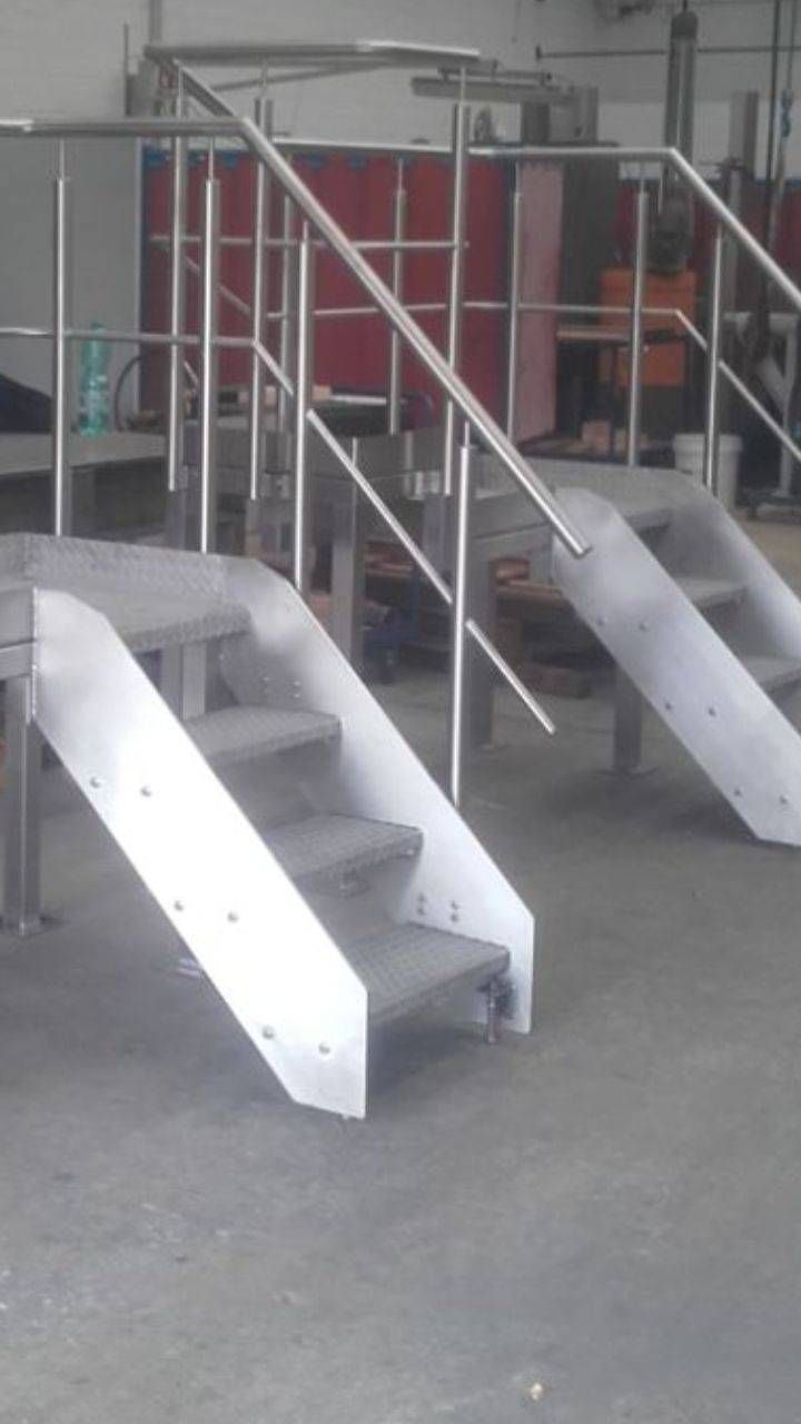 Eine Reihe von Treppen mit einem Metallgeländer in einem Gebäude.