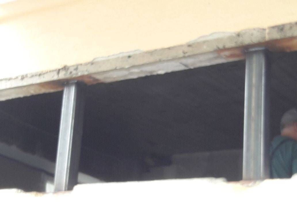 Ein Mann schaut aus dem Fenster eines Gebäudes.