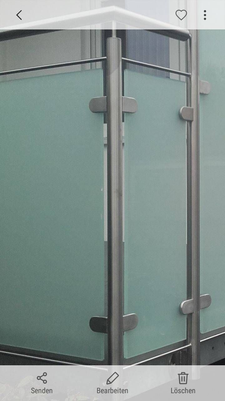ein Bild eines Edelstahlgeländers mit Milchglas
