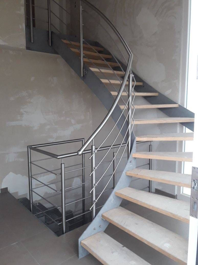 eine Treppe mit Holzstufen und einem Metallgeländer