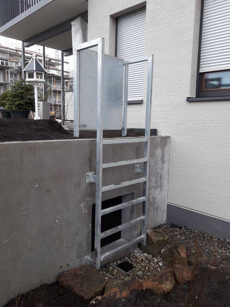 An der Seite eines Gebäudes ist eine Metalltreppe angebracht.