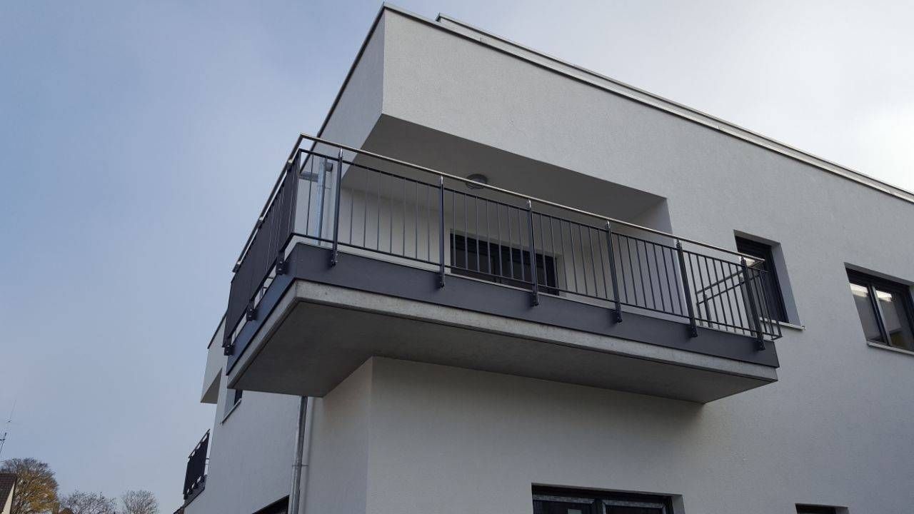 An der Seite eines Gebäudes befindet sich ein Balkon.