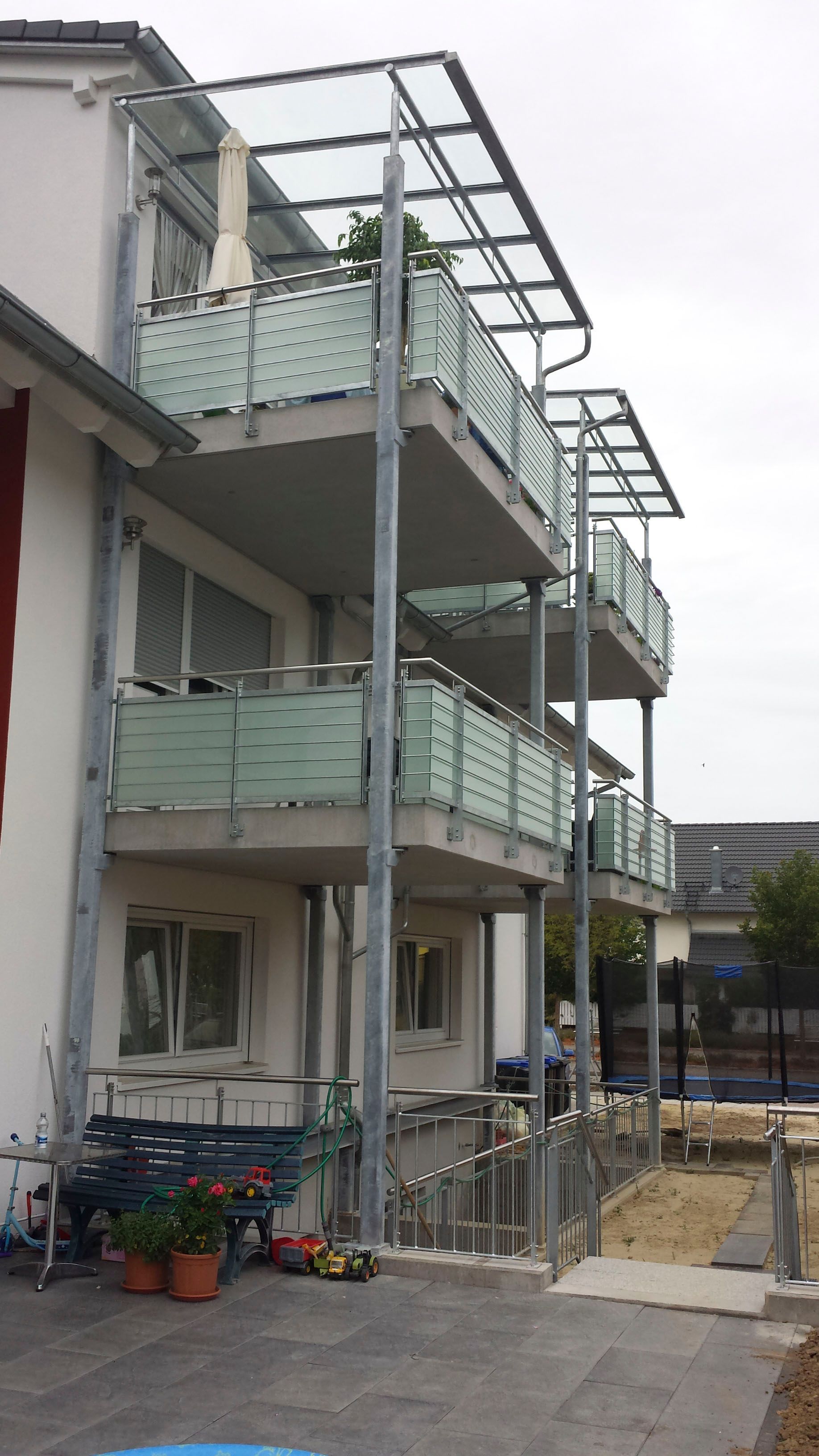 ein Gebäude mit vielen Balkonen