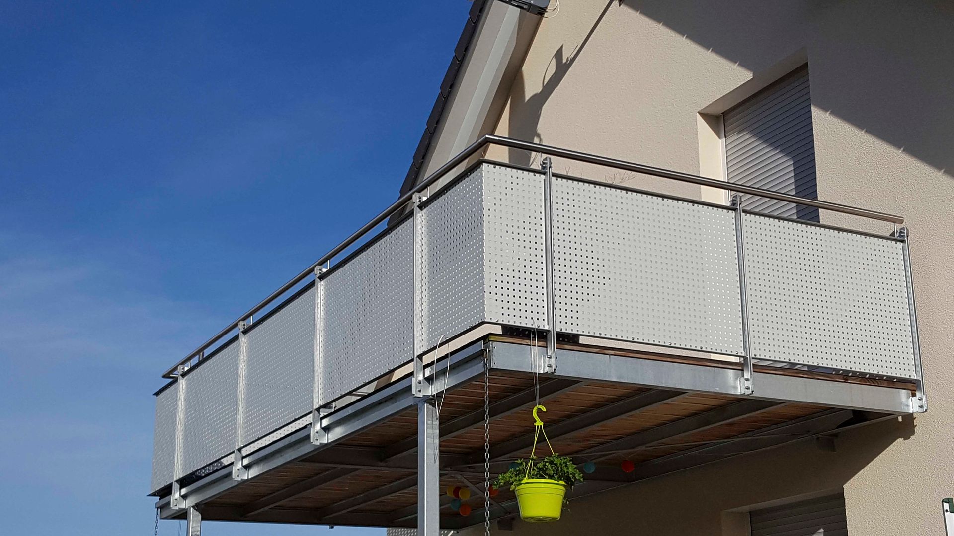 ein großes weißes Gebäude mit vielen Fenstern und Balkonen