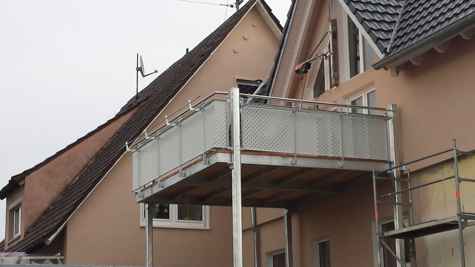 An der Seite eines Hauses wird ein Balkon gebaut