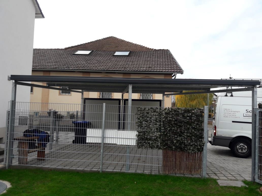 Ein weißer Lieferwagen parkt vor einem Haus