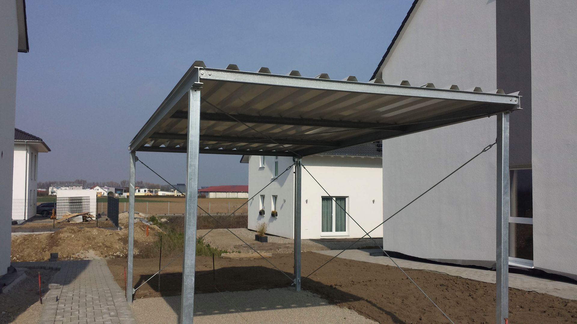 Vor einem Haus wird ein Carport gebaut