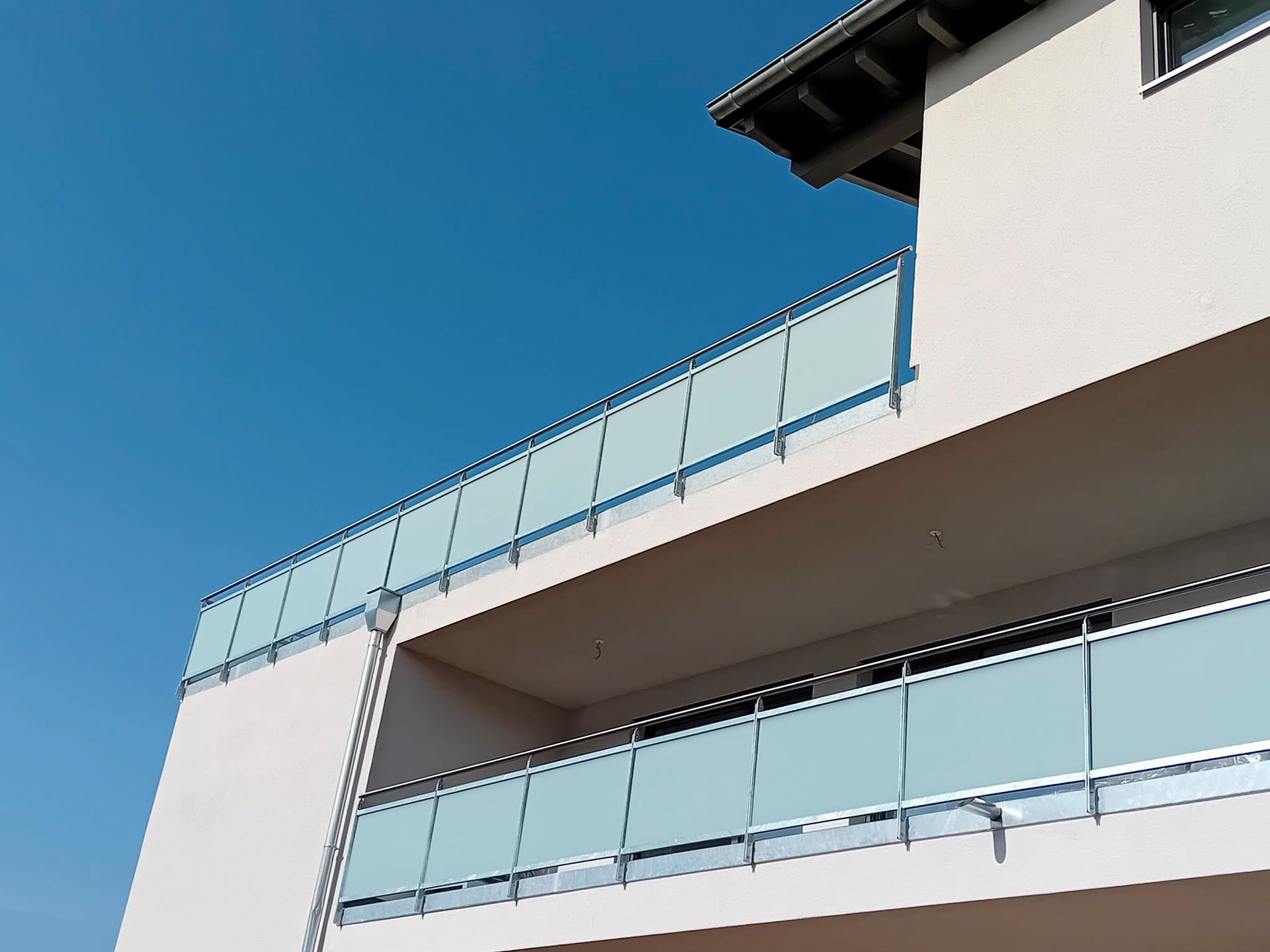 ein Gebäude mit einem Balkon und einem blauen Himmel im Hintergrund