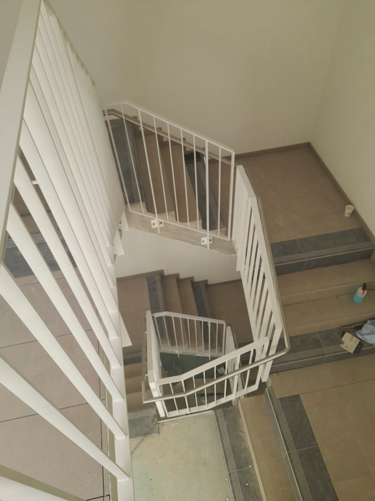 eine Wendeltreppe mit weißem Geländer und Stufen.