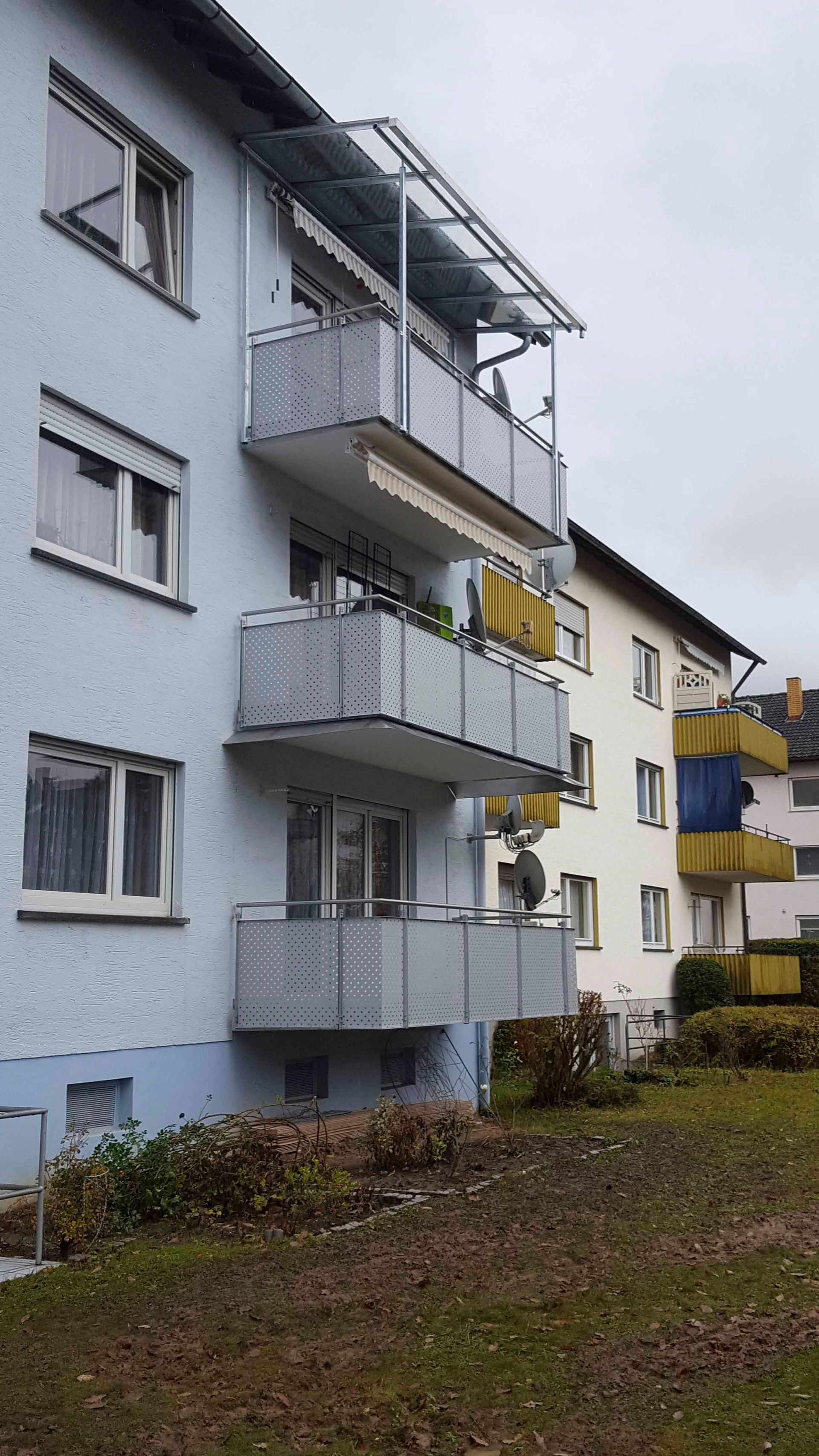 ein Gebäude mit vielen Balkonen an der Seite.