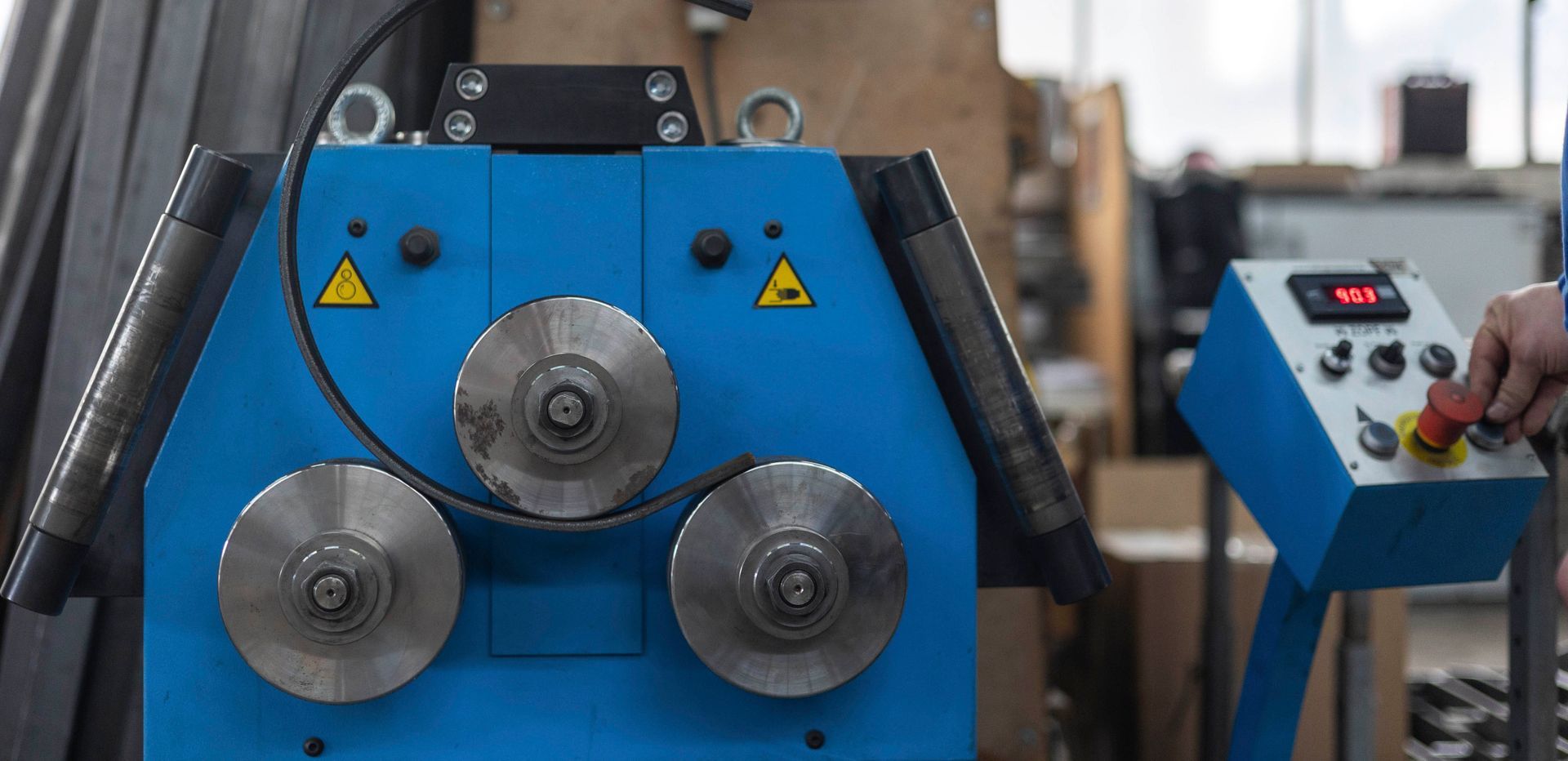 Ein grauer Hintergrund mit der Aufschrift „Foto folgt“.