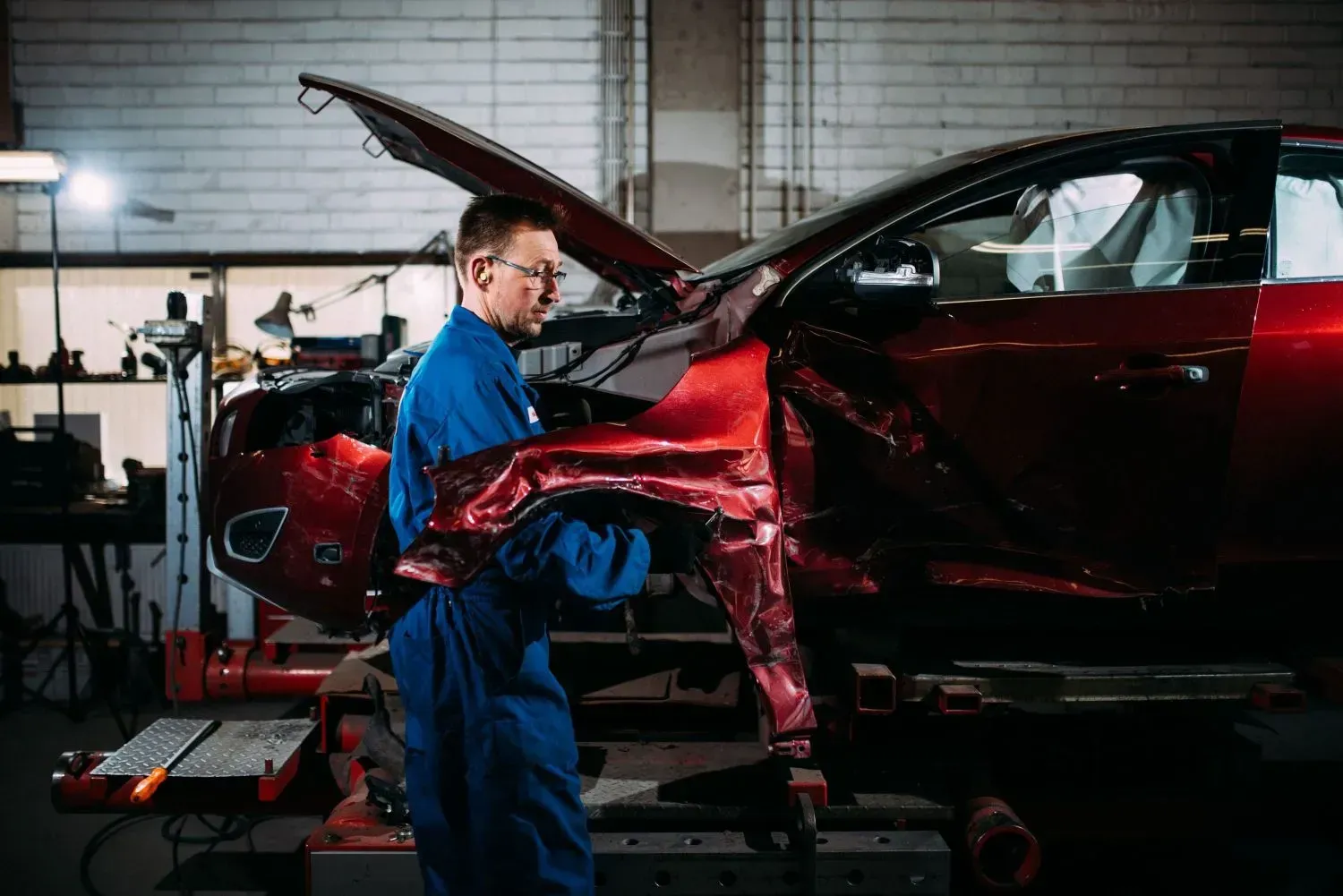 Lue tästä autopeltikorjauksen ABC – kattava opas, joka käy läpi auton korjauksen aina vauriosta taku