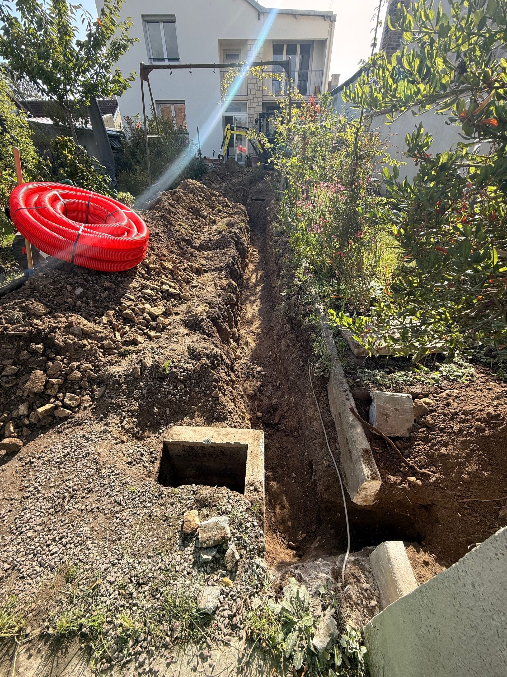 Un ouvrier en train de lisser une dalle de béton frais.