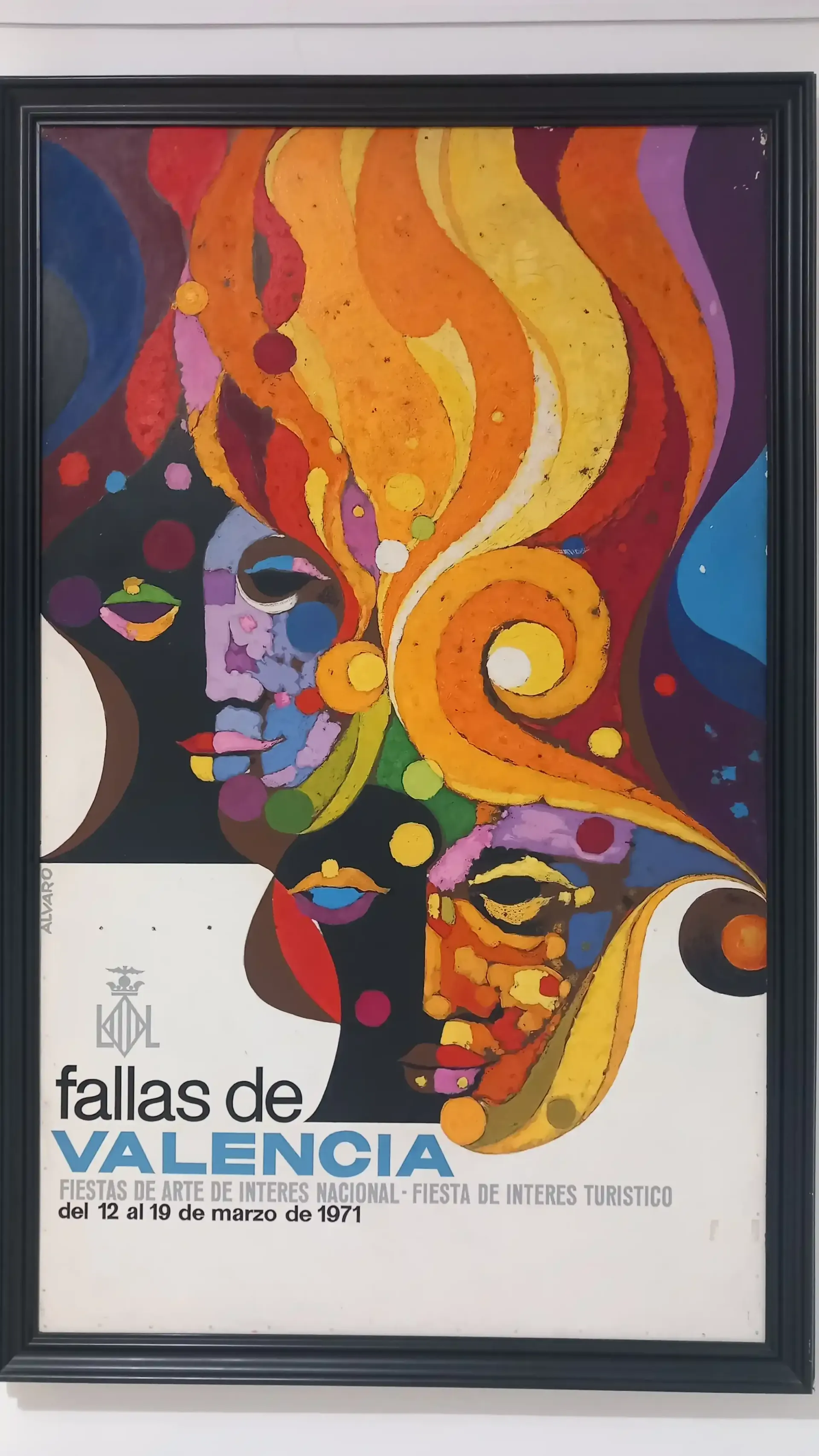 Cartel colorido para Valencia con rostros abstractos y formas onduladas de color naranja, rojo, azul y amarillo.