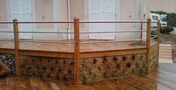 Terrasse en bois avec rembarde