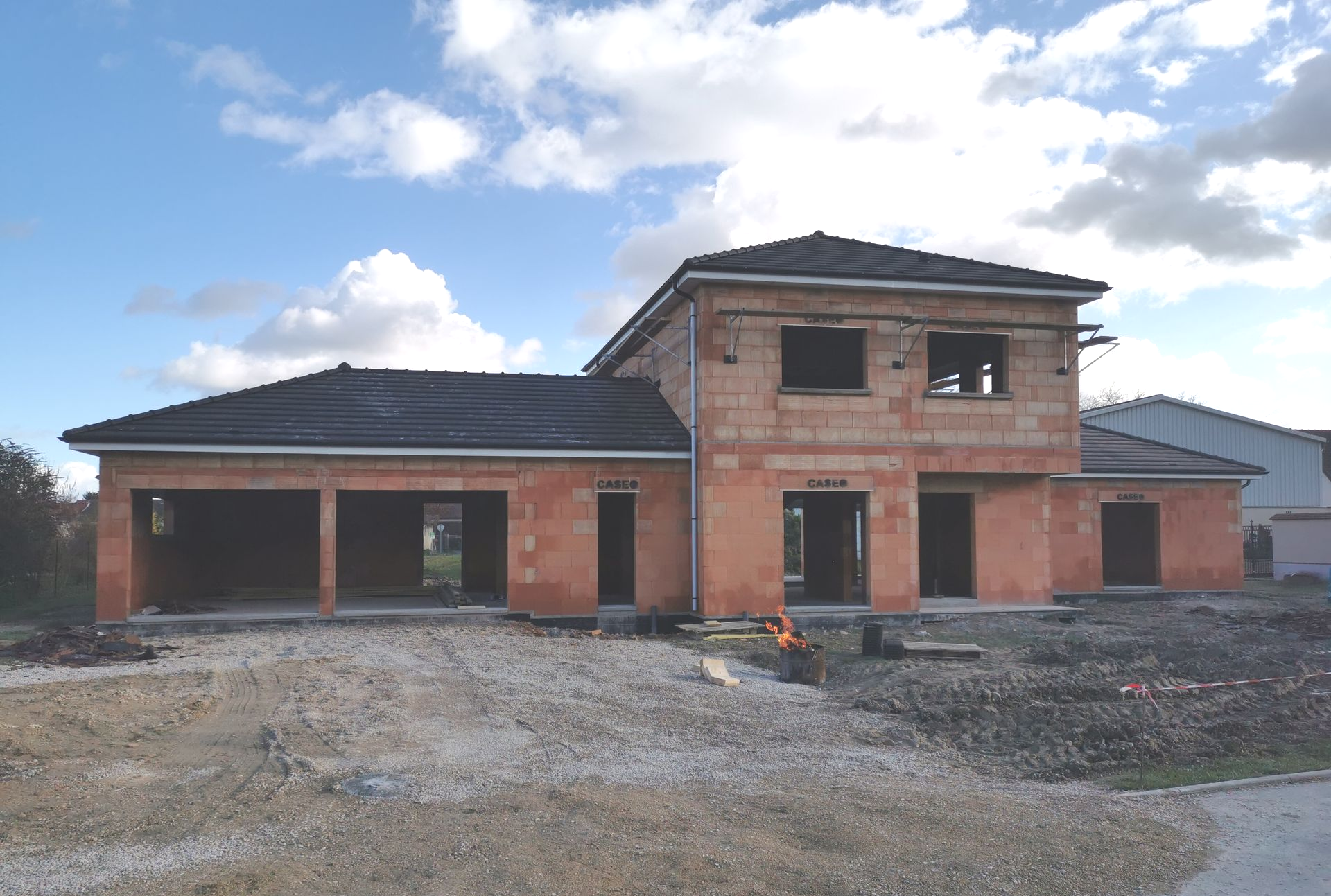 Maison en briques de deux étages en construction avec garage.