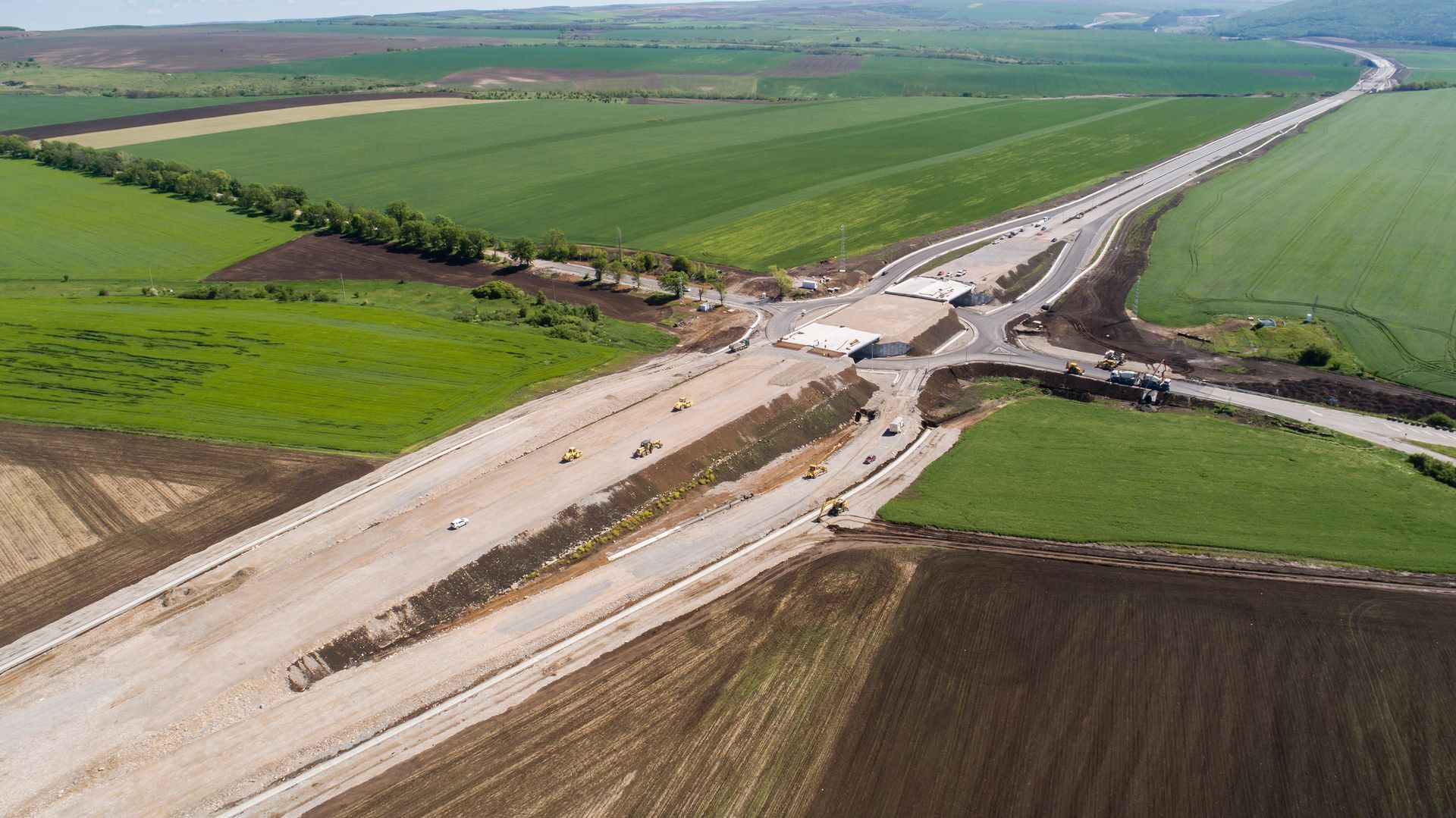Una vista aérea de una carretera rodeada de campos.