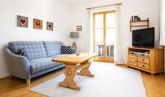 Helles Wohnzimmer im alpenländischen Stil im Apartment der 1. Etage in Mittenwald