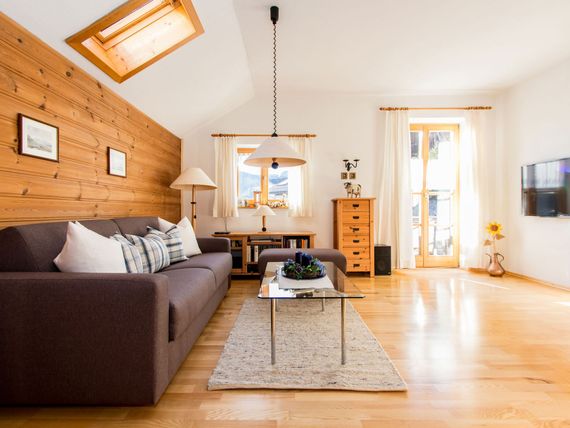 Wohnzimmer der Ferienwohnung in der 2. Etage im Landhaus Albrecht mit 2 Balkonen und tollem Bergblick