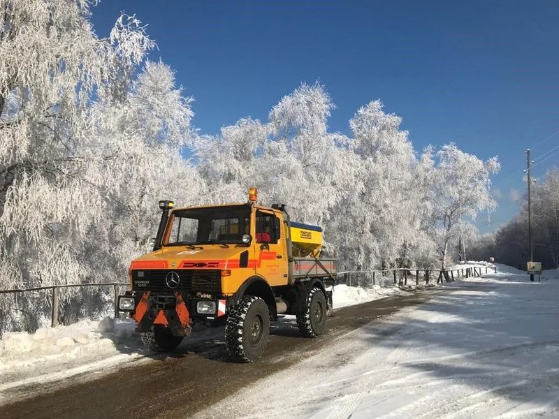 Mezzo cingolato su strada