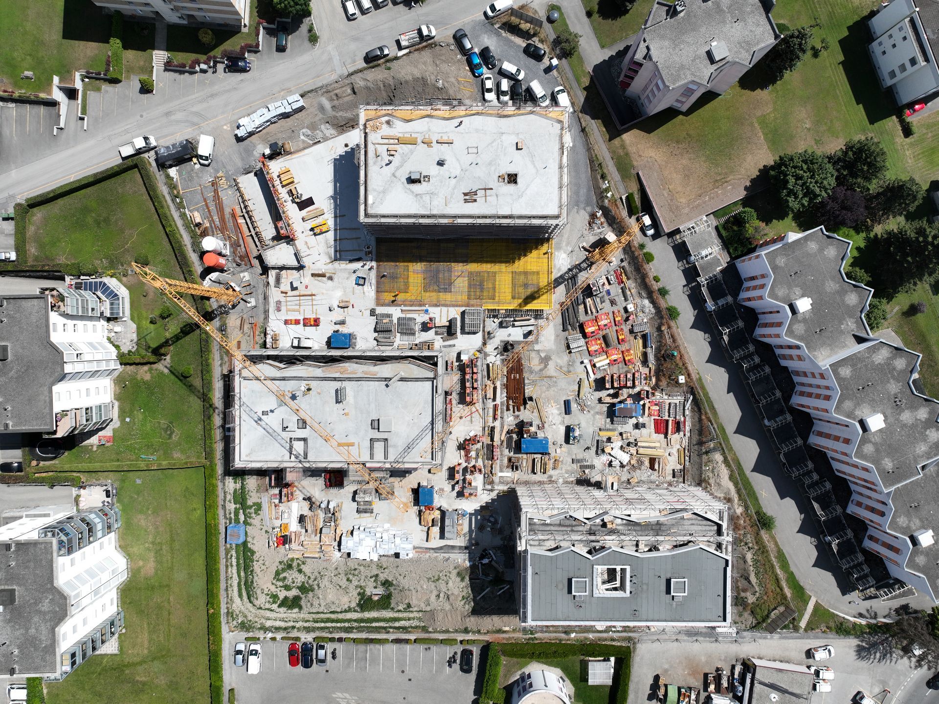 Deux ouvriers du bâtiment se tiennent au sommet d'un bâtiment en construction.