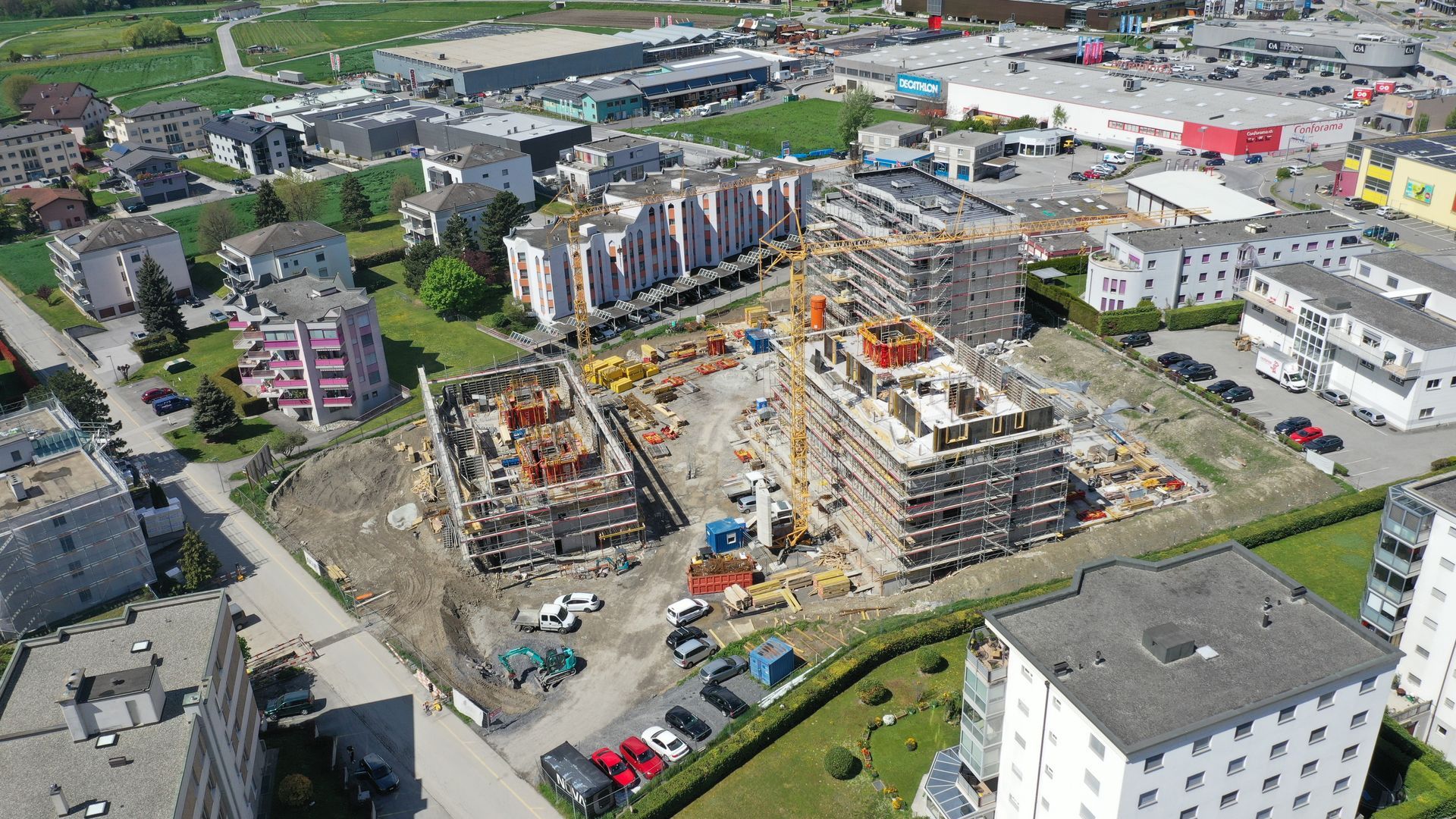 Un groupe d'ouvriers du bâtiment travaille sur un chantier de construction.