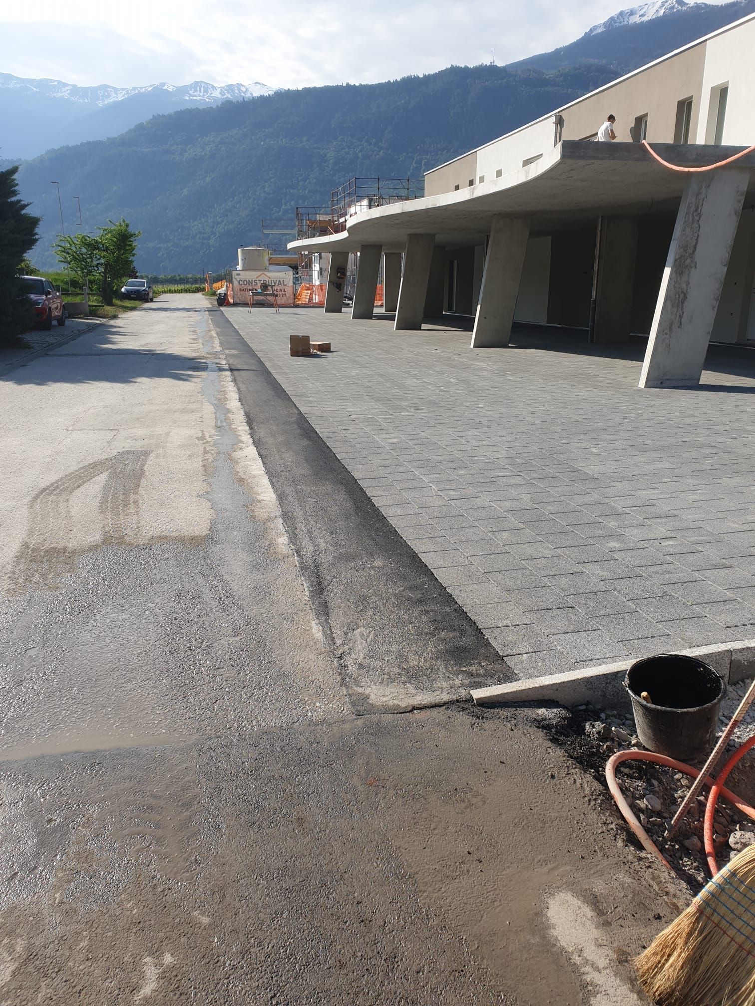 Un ouvrier du bâtiment regarde un plan sur un chantier de construction.