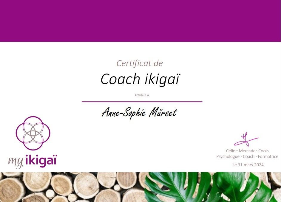 Un certificat de coach ikigai avec une photo de bûches et d'une feuille.
