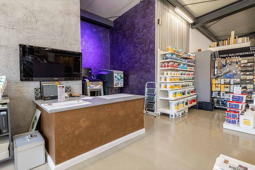 In einem Laden steht mitten im Raum eine Theke.