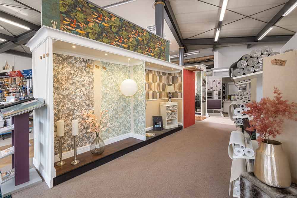 In diesem Raum sind viele unterschiedliche Tapetenarten zu sehen.