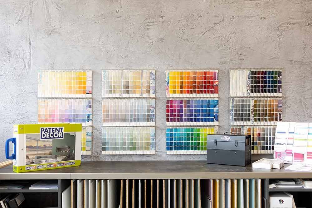 Eine Vitrine mit vielen verschiedenfarbigen Farben.