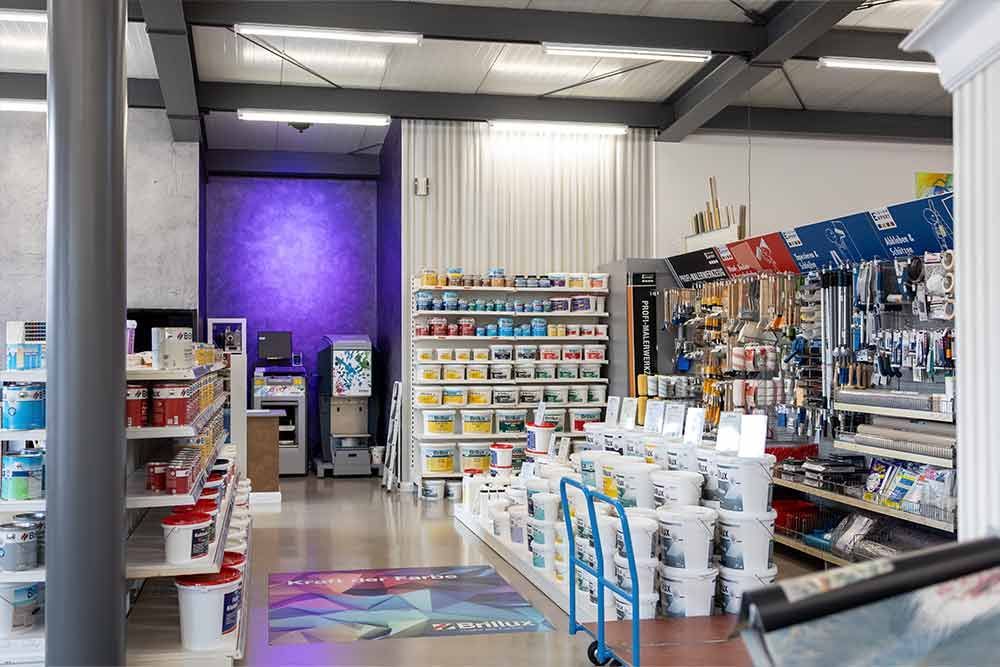 Ein Laden voller Regale und Farbeimer.