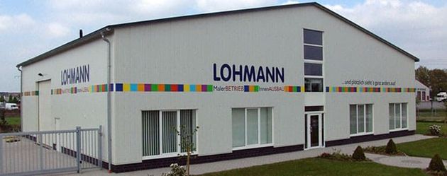 Ein großes weißes Gebäude mit dem Wort Lohmann darauf