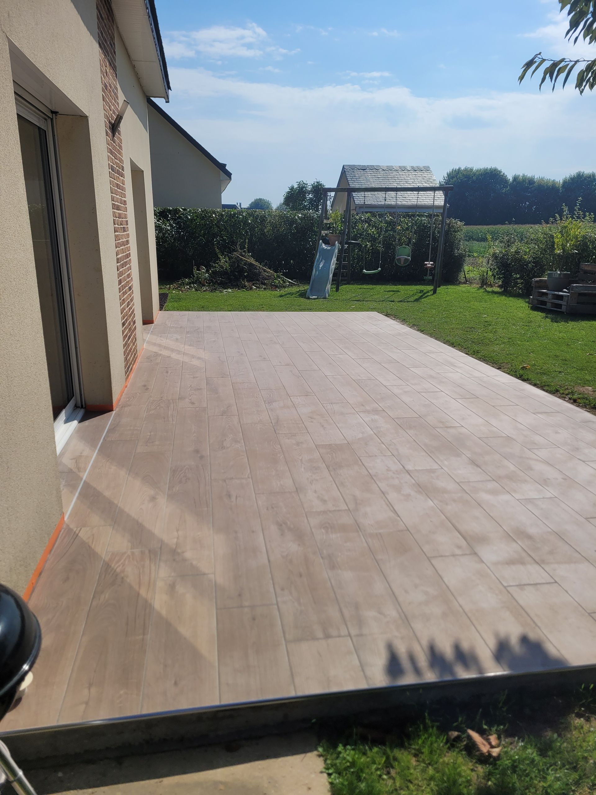 Dallage terminé pour une terrasse marron clair en extérieur d'un pavillon